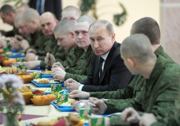 Военнослужащим поднимут зарплату